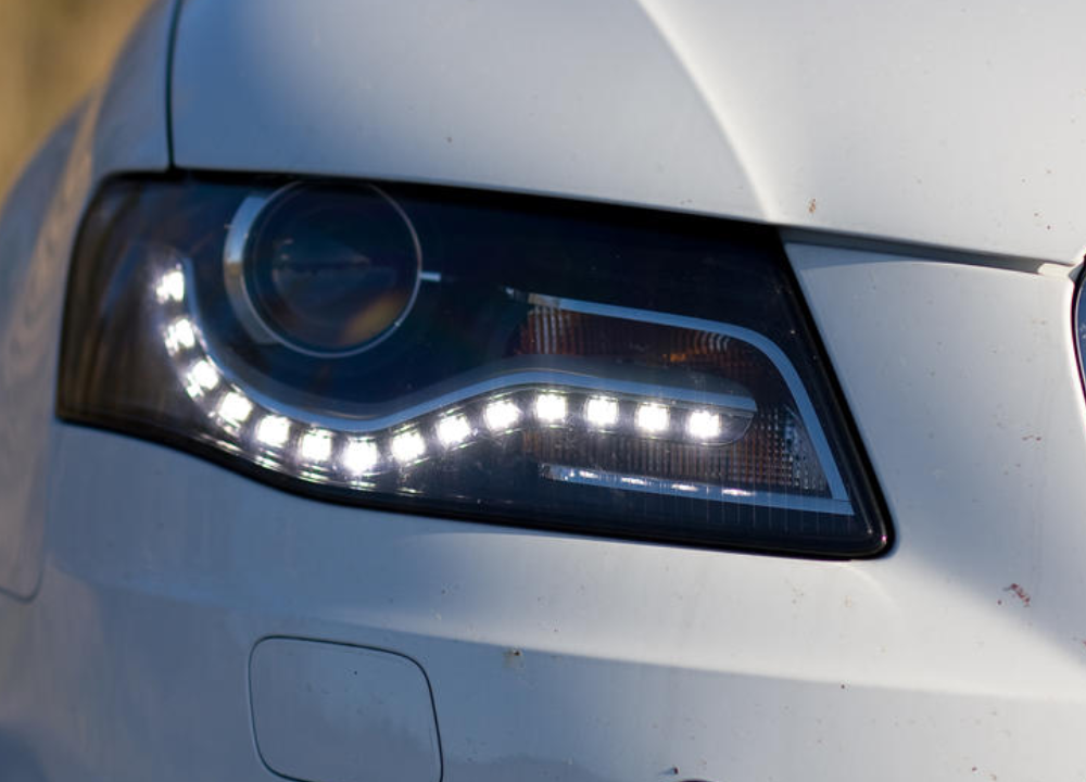 90.6% of drivers comply with the "daytime running lights" rule